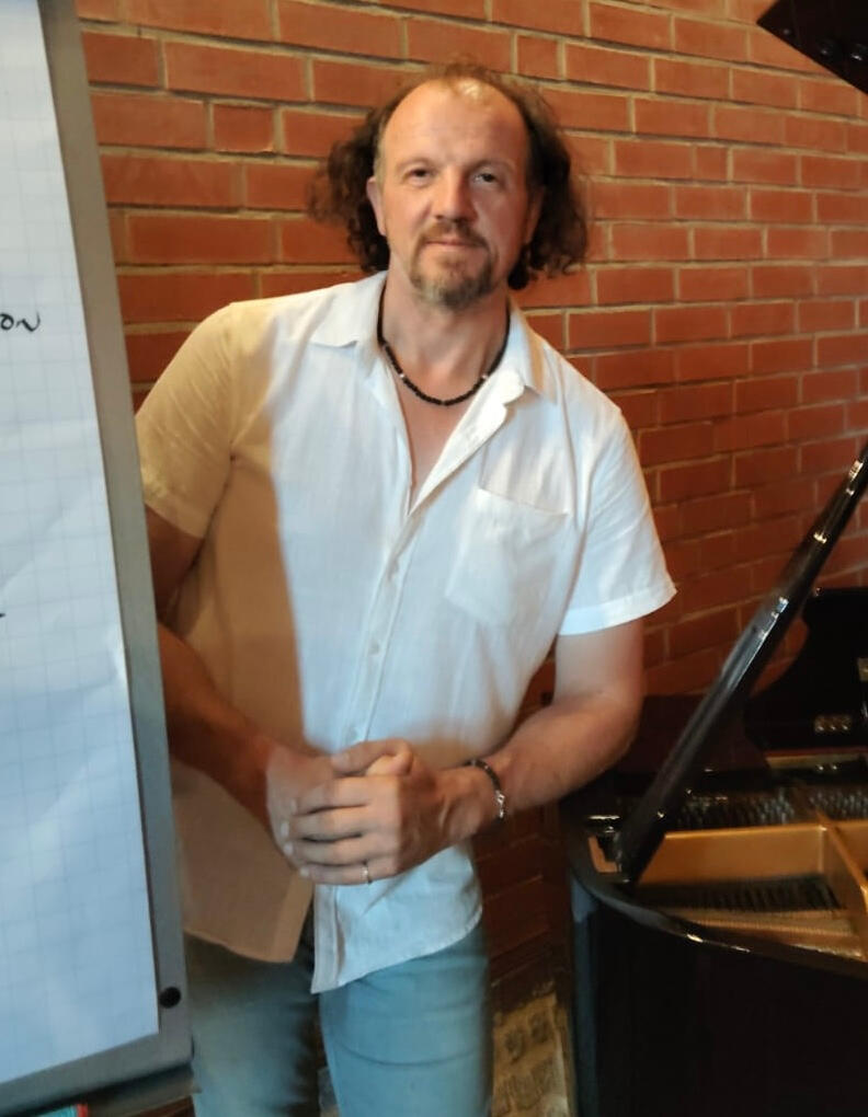 Raymond Hackland, Musiker und Qigong-Übender